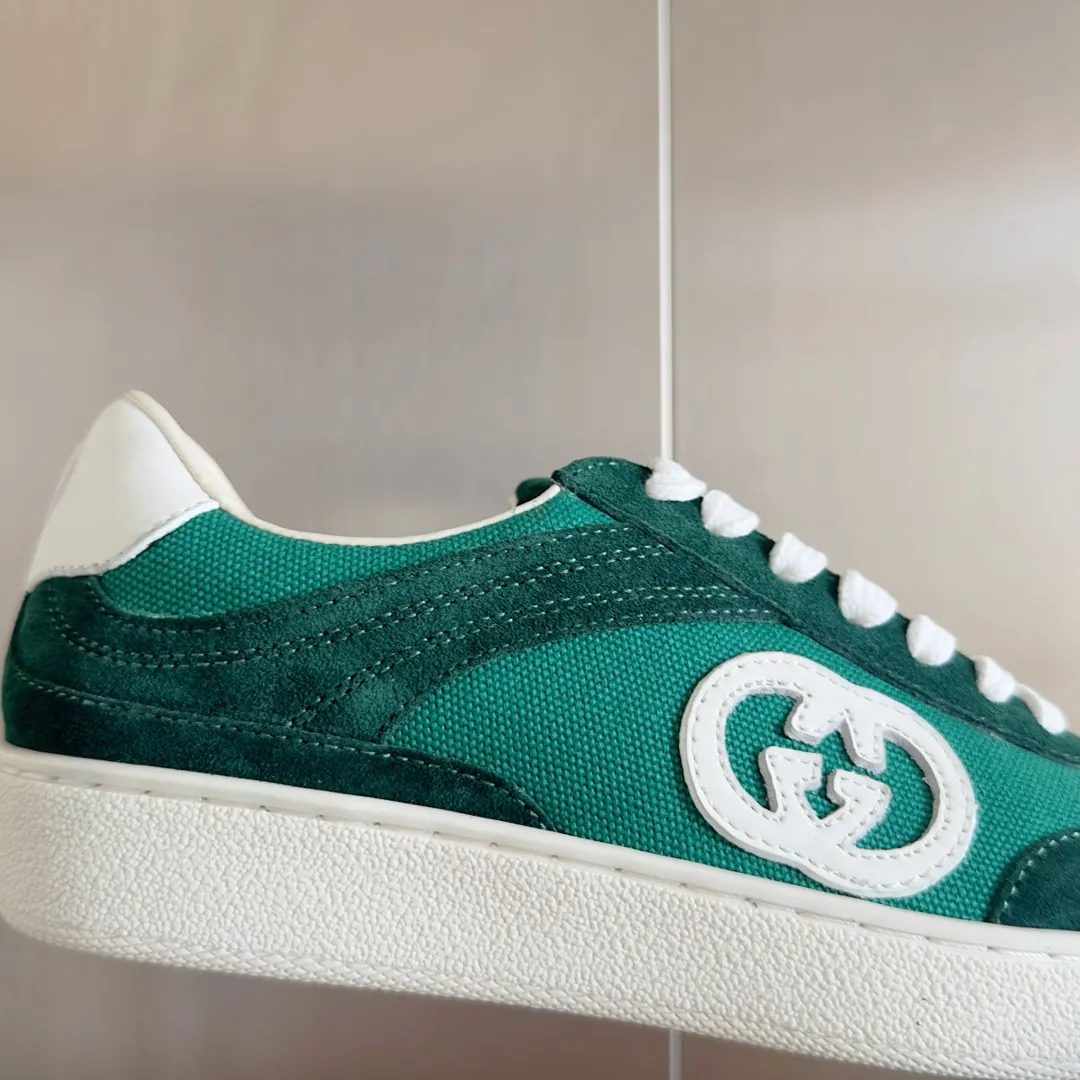 👟👟Ex-factory price 520👟👟Gucci Gucci's latest double G couple style casual sports shoes moral training shoes original purchase development and production production using innovative stitching technology to create a flowing texture like water. The leather design is paired with three-dimensional interlocking double-G leather patches and Gucci letter accessories, creating a free flowing texture of the entire shoe with a 3D effect. Fabric: Original custom imported first-layer cowhide. Lining: Original imported breathable mesh lining. Sole: Original molded T👟👟Ex-factory price U material. Size: 35-40# Men's model 39-45#